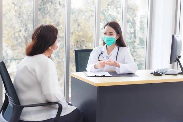 Asiática Profesional Médico Mujer Habla Con Paciente Mientras Ella Usa — Foto de Stock