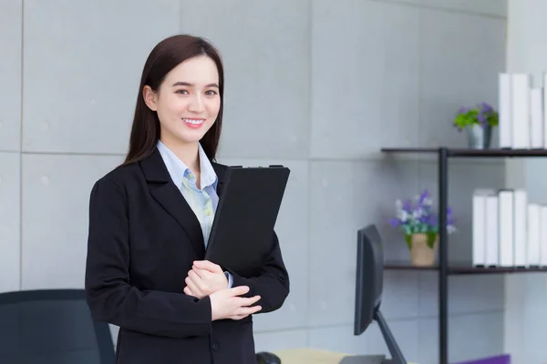 Asiático Profissional Negócios Jovem Mulher Preto Terno Sorri Feliz Enquanto — Fotografia de Stock