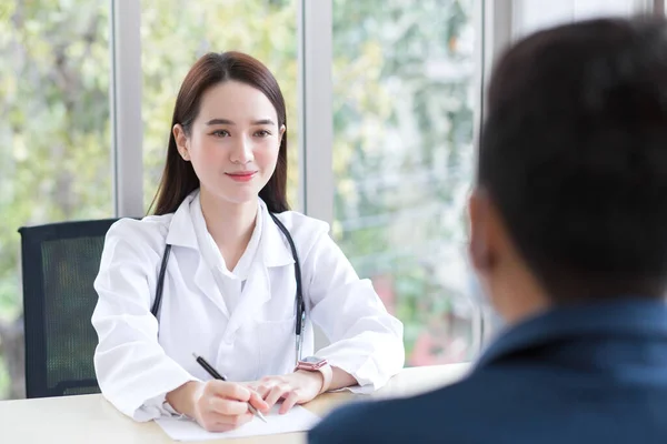 Asiatische Ärztin Die Medizinischen Mantel Trägt Spricht Mit Einem Männlichen — Stockfoto