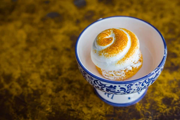 Biscoito Manteiga Coberto Com Chantilly Branco Queimado Servido Tigela Porcelana — Fotografia de Stock