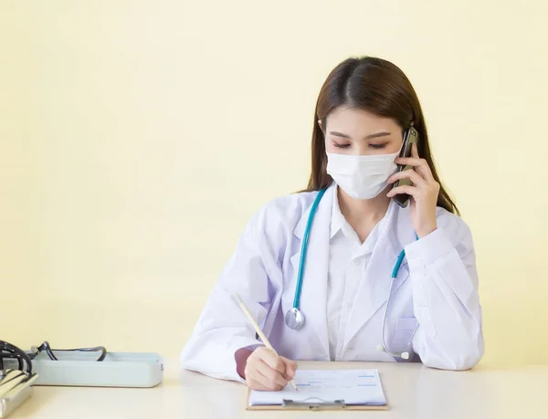 Médicos Asiáticos Ofrecen Asesoramiento Telefónico Atención Médica Nuevo Concepto Protección — Foto de Stock