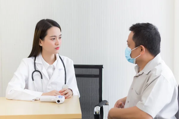 Asiatico Medico Donna Professionale Parlando Con Paziente Uomo Circa Suo — Foto Stock
