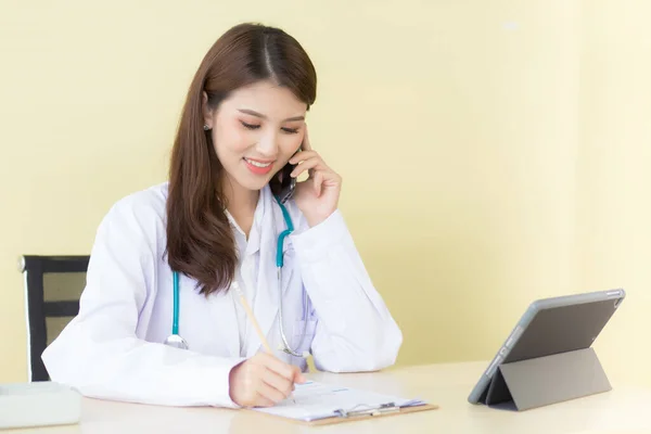 Asyalı Kadın Doktorlar Sağlık Hizmetlerinde Telefon Danışmanlığı Yeni Normal Koronavirüs — Stok fotoğraf