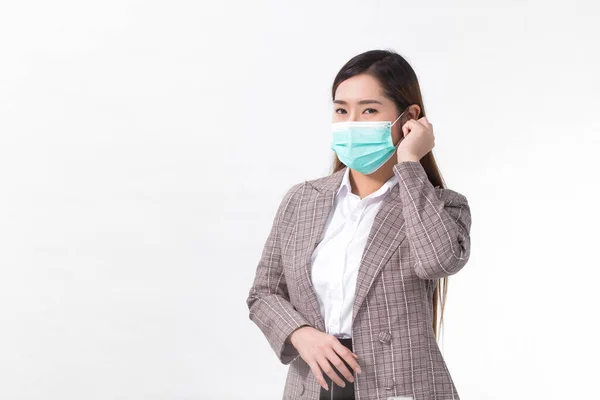 アジアのビジネス女性は 新しい通常の概念で感染症 Covid を保護するために正式なスーツと医療面マスクを身に着けています — ストック写真