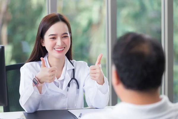 Asiática Profesional Mujer Médico Sonríe Muestra Golpe Hasta Signo Muy Imágenes de stock libres de derechos