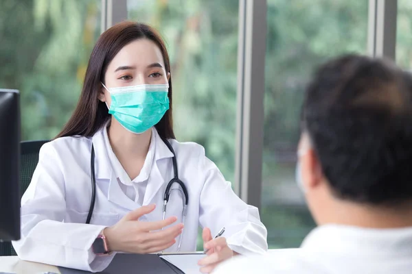 Asiatico Anziani Maschio Paziente Consulta Con Professionale Donna Medico Circa — Foto Stock