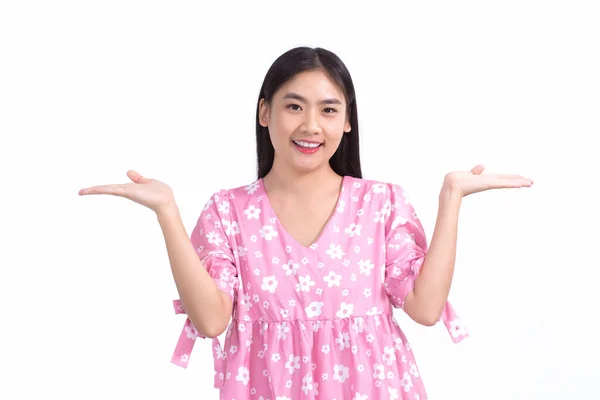 Asiatico Carino Ragazza Rosa Camicia Sorridente Mostrando Mano Presentare Qualcosa — Foto Stock