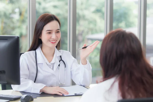 Asiatico Professionale Femmina Medico Dare Suggerimento Assistenza Sanitaria Informazioni Suo — Foto Stock