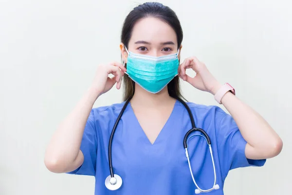 アジアの専門家の女性医師は 医療や新しい通常の概念でコロナウイルス Covid から保護するために医療面マスクを着用しています — ストック写真