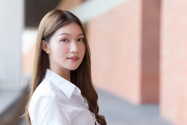 Asiática Hermosa Joven Estudiante Está Sonriendo Mirando Cámara Fondo Universidad —  Fotos de Stock