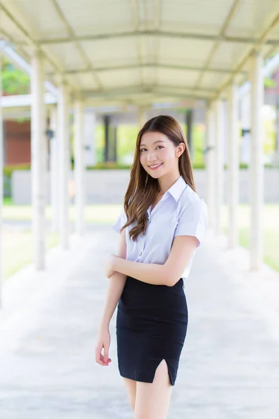 대학생 유니폼을 학생의 초상화 대학에서 행복하게 아시아인아름다운 — 스톡 사진