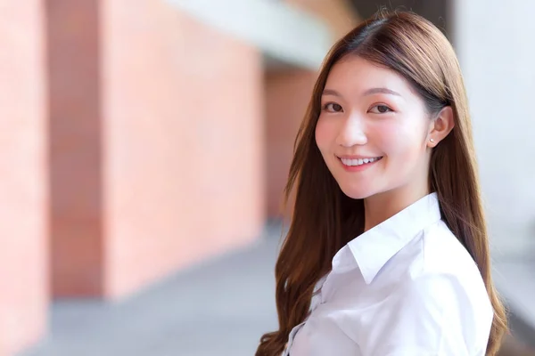 Asiática Hermosa Joven Estudiante Está Sonriendo Mirando Cámara Fondo Universidad —  Fotos de Stock