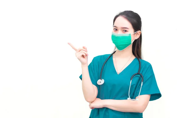 アジアの女性は コロナウイルス病2019 Covid の流行を保護するために医療服や医療面マスクを着用しながら 白い背景に何かを提案する彼女の手を示しています コロナウイルスの保護 新しい通常と医療の概念 — ストック写真