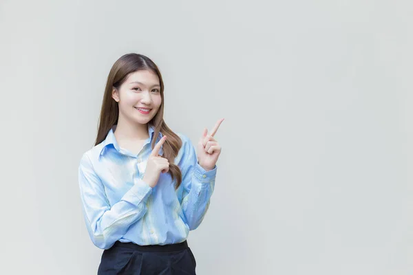 Asiatische Geschäftsfrau Mit Langen Haaren Die Ein Blaues Langarmshirt Trägt — Stockfoto