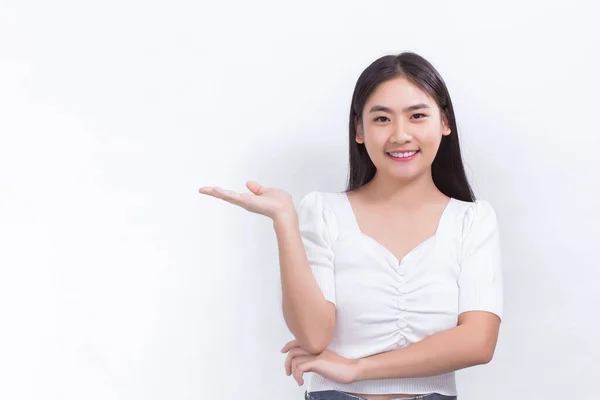 Portret Aziatische Vrouw Lachend Toont Haar Handen Iets Presenteren Witte — Stockfoto