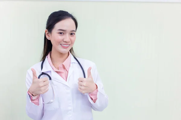Азиатская Молодая Женщина Врач Которая Носит Медицинскую Форму Показывает Руку — стоковое фото
