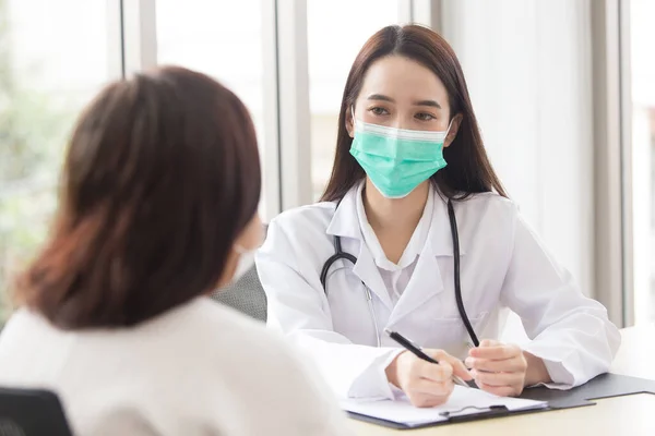 Asiatico Professionale Medico Donna Parla Con Suo Paziente Mentre Lei — Foto Stock