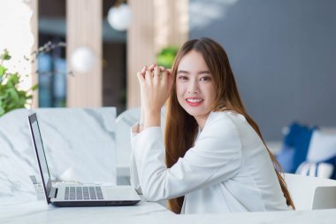 Dizüstü bilgisayarla birlikte çalışan Asyalı iş kadını (İş kadını konsepti.)