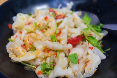 Tavuk ayaklı baharatlı salata Tayland usulü bir yemektir. Haşlanmış tavuk ayağı, doğranmış Tayland kerevizi, domates, soğan ve kırmızı biber.