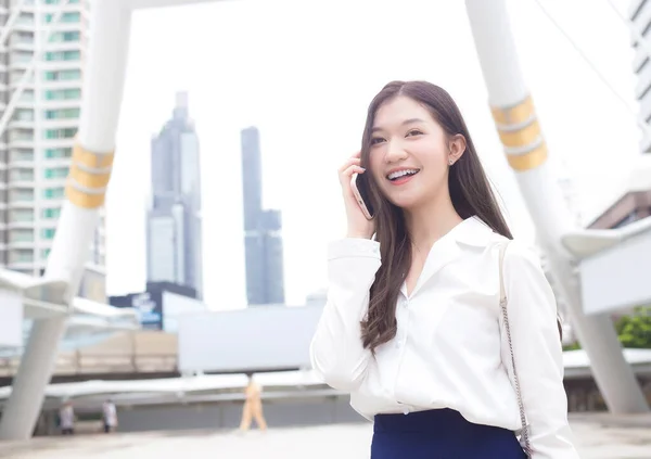 Asian Businesswoman White Shirt Smiles Holds Smartphone Her Hands Works — Stock Photo, Image