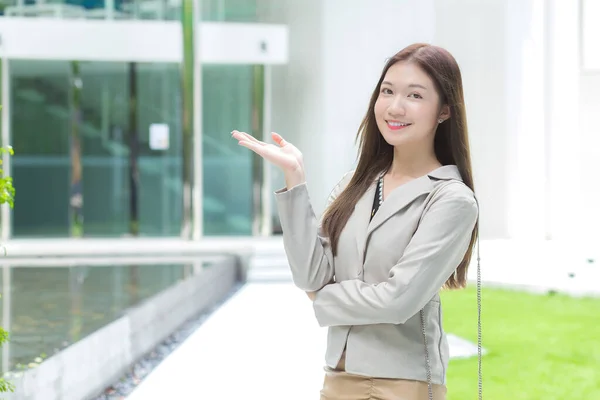 Asiática Negocios Mujer Trabajadora Con Pelo Largo Traje Gris Sonríe —  Fotos de Stock