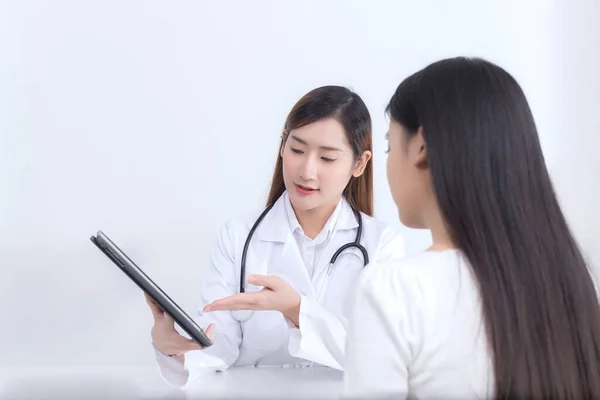 Asiatische Ärztin Uniform Gibt Patientinnen Gesundheitskonzept Informationen Und Anregungen — Stockfoto