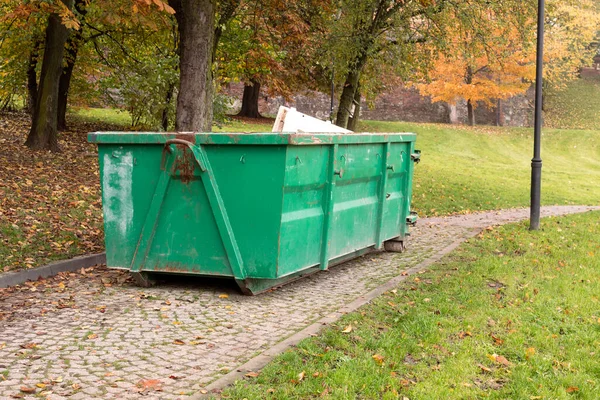 收集割草和落叶的容器 家用废物的大型金属容器 清理落叶和青草 整顿公园和广场 — 图库照片