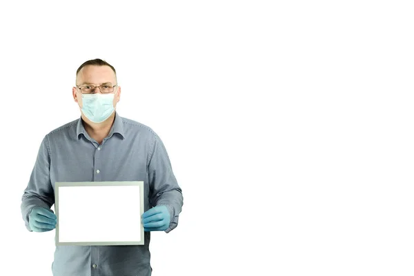 Homme Portant Masque Médical Des Gants Tient Une Tablette Cadre — Photo