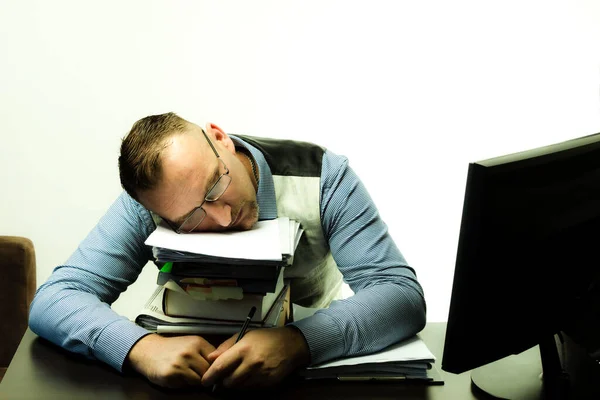 Homem Dorme Local Trabalho Num Monte Papel Trabalhador Escritório Dorme — Fotografia de Stock