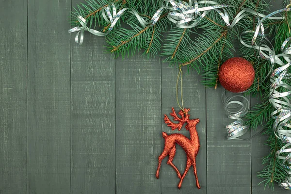 Δέντρο Fir Υποκατάστημα Και Δώρα Χριστουγέννων Στο Παρασκήνιο Των Σανίδων — Φωτογραφία Αρχείου