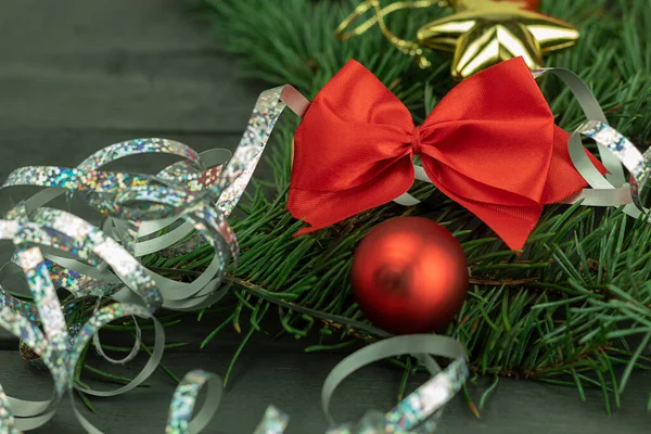 크리스마스 카드와 텍스트의 배경이 사이드 크리스마스 유선형 선물과 인사말 카드를 — 스톡 사진