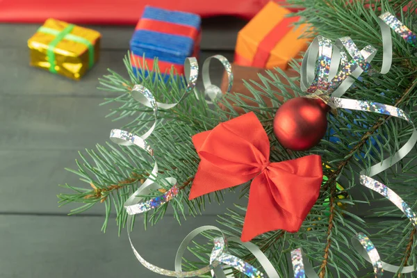 テキストのための場所で背景としてクリスマスカード サイドビュー クリスマスの装飾 ストリーマー ボール 贈り物とグリーティングカードのモックアップ 招待状紙 テキストの場所 — ストック写真
