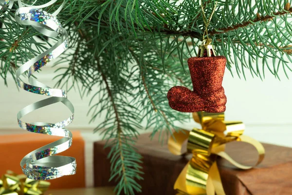 テキストのための場所との背景としてクリスマスツリー上のおもちゃや蛇紋岩 木の上の新年とクリスマスのおもちゃ — ストック写真