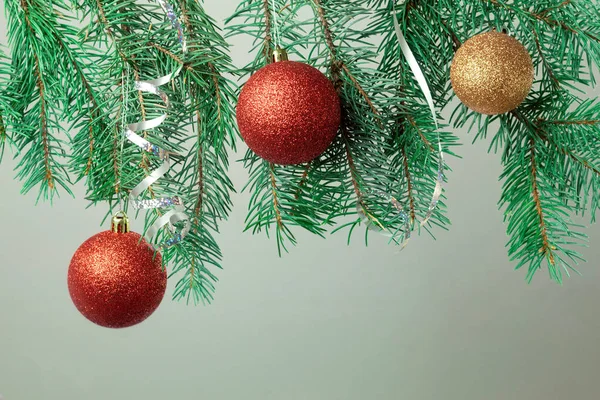 Juguetes Serpentinas Árbol Navidad Como Fondo Con Lugar Para Texto —  Fotos de Stock