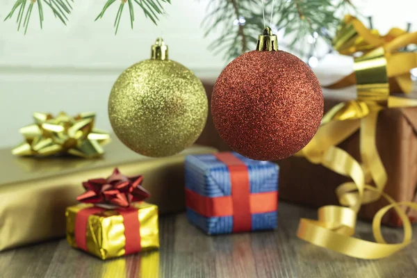 テキストのための場所との背景としてクリスマスツリー上のおもちゃや蛇紋岩 木の上の新年とクリスマスのおもちゃ — ストック写真