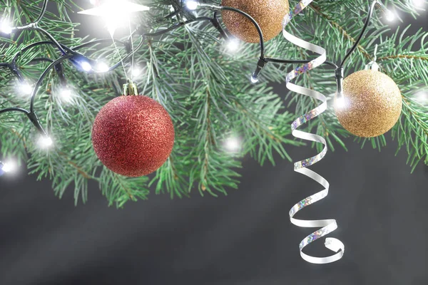 Παιχνίδια Και Serpentine Στο Χριστουγεννιάτικο Δέντρο Φόντο Χώρο Για Κείμενο — Φωτογραφία Αρχείου