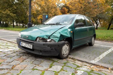 Polonya, Varşova - 05 Kasım 2020: şehir otoparkında bozuk bir araba. Araba kazası, hasar görmüş çamurluk ve araba tamponu.