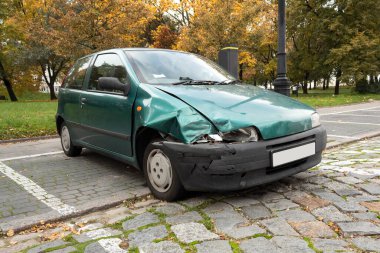 Polonya, Varşova - 05 Kasım 2020: şehir otoparkında bozuk bir araba. Araba kazası, hasar görmüş çamurluk ve araba tamponu.