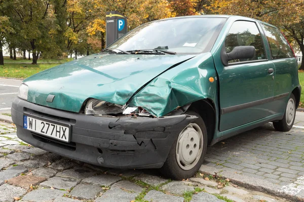 Πολωνία Βαρσοβία Νοεμβρίου 2020 Σπασμένο Αυτοκίνητο Δημοτικό Πάρκινγκ Τροχαίο Ατύχημα — Φωτογραφία Αρχείου