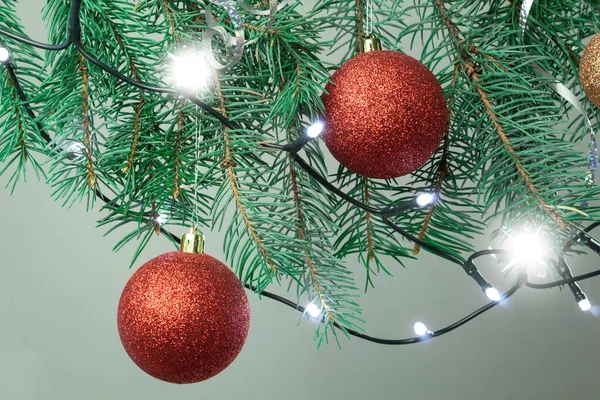 Kerstmis Nieuwjaarsspeelgoed Aan Boom Kerstboom Versierd Met Speelgoed Als Achtergrond — Stockfoto
