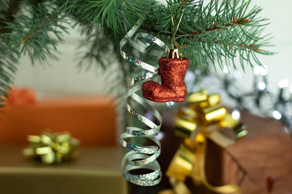 Χριστούγεννα Και Πρωτοχρονιάτικα Παιχνίδια Στο Δέντρο Χριστουγεννιάτικο Δέντρο Είναι Διακοσμημένο — Φωτογραφία Αρχείου