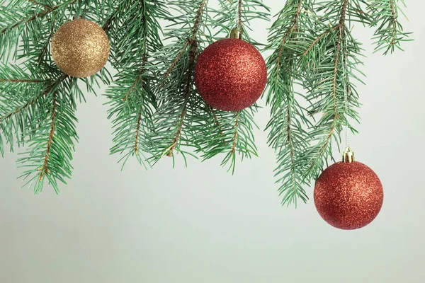 Χριστούγεννα Και Πρωτοχρονιάτικα Παιχνίδια Στο Δέντρο Χριστουγεννιάτικο Δέντρο Είναι Διακοσμημένο — Φωτογραφία Αρχείου