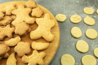 Lezzetli ve çıtır çıtır taze zencefilli Noel çöreği. Arka planda mesajlaşma yeri olan Noel kurabiyeleri. Hediye ya da hediye olarak Noel yemeği.