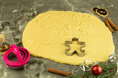 Metal kalıplı kısa hamurlu hamur işi. Aileniz ve sevdikleriniz için kendi ellerinizle tedavi edin. Metal kurabiye kesiciler