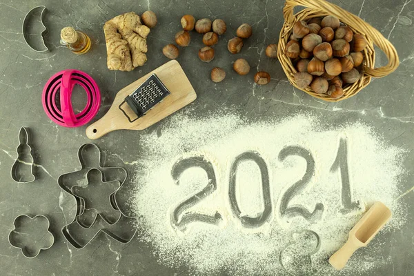 Κείμενο 2021 Είναι Γραμμένο Αλεύρι Ενώ Ψήσιμο Μπισκότα Σχήματα 2021 — Φωτογραφία Αρχείου