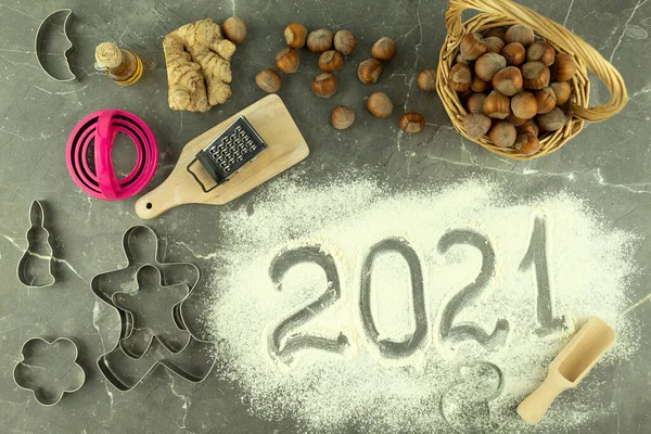 Texto 2021 Está Escrito Harina Mientras Hornean Galletas Figuras 2021 — Foto de Stock