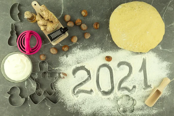 Texto 2021 Está Escrito Harina Mientras Hornean Galletas Figuras 2021 — Foto de Stock