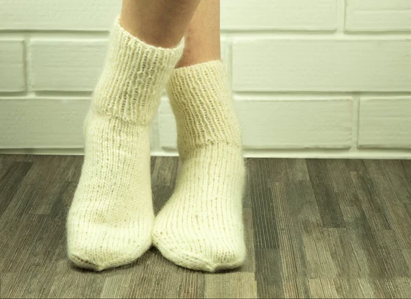 Handgefertigte Socken Aus Weißen Fäden Gehäkelte Socken Großaufnahme Foto Der — Stockfoto