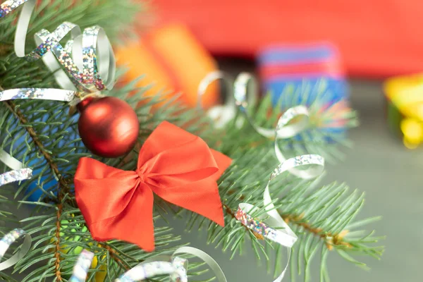 おもちゃやモミの枝とテキストのための場所とクリスマスの背景 テキストとお祝いの場所とクリスマスバナー — ストック写真