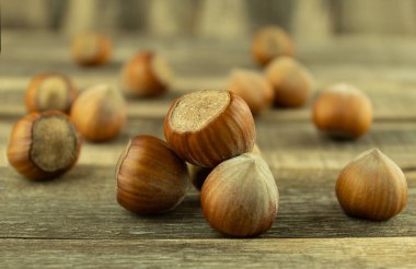 Ahşap arka planda fındık ve mesaj için yer var. Metin için boş alan. Yumuşak odaklanma. Fındıklı şık yemek arkaplanı